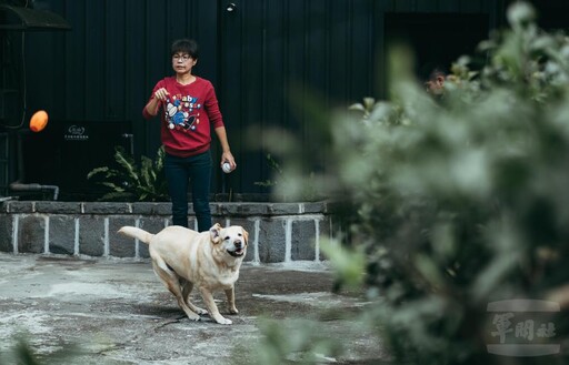 軍聞社製作《從戰場到家》專題節目 紀錄緝毒犬退役生活