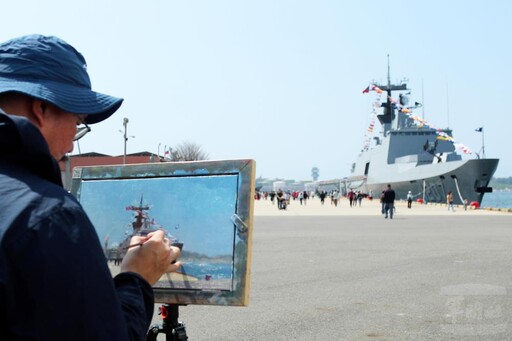 「速寫」軍艦 民眾用畫筆記錄海軍風貌