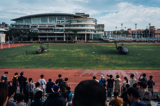 直升機逢甲大學起降 國軍推廣全民國防教育