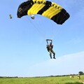 陸軍空訓中心跳傘訓練 潮州空降場傘花齊放