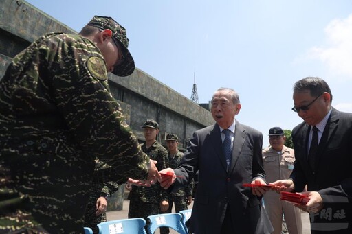 李棟樑慰訪偏遠駐軍 感謝官兵戍守辛勞