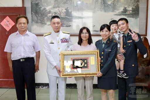 劉校長表揚模範母親 弘揚母儀典範