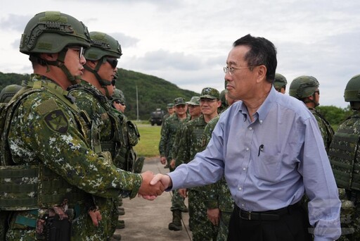 顧部長視導精準武器射擊 肯定官兵操演表現