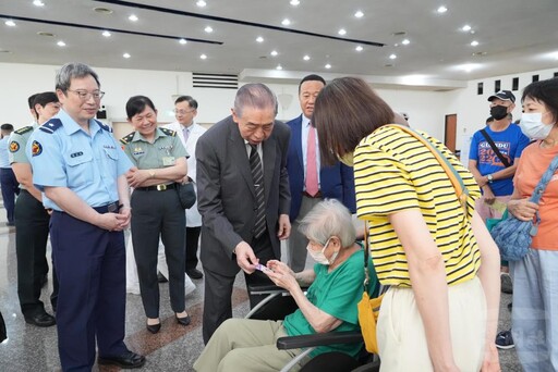 李棟樑慰訪三總松山分院巡迴醫療 感謝照護長者健康