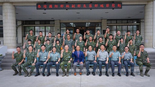 柏副部長慰勉南部駐軍 犒慰官兵辛勞