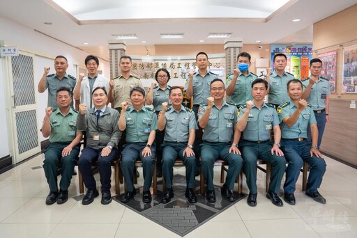 鍾副部長慰勉南部駐軍 祝賀端節愉快