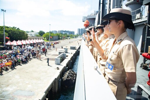 海軍114年敦睦支隊返國 眷屬熱情迎接