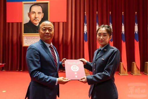 國防大學舉辦博碩士班畢業典禮 柏副部長期勉以軍人為榮