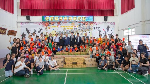 桃園偏鄉公益送暖 李棟樑勉孩童勤奮向學