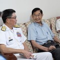 海軍致贈抗戰紀念徽章 感謝萬正啟奉獻一生保家衛國