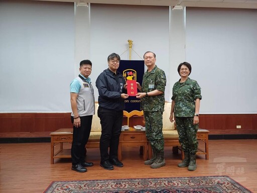 高雄市府秋節敬軍慰問 鼓舞官兵士氣