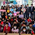 宜蘭偏鄉公益送暖 李棟樑勉孩童勤奮向學