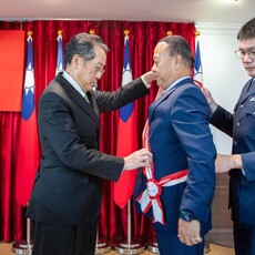 顧部長頒授柏鴻輝「二等雲麾勳章」 表彰國防建設貢獻