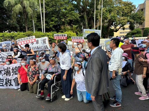 碾壓民意住家水庫強蓋光電板 嘉義大埔鄉親行政院下跪陳情