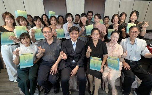 邱垂正赴台中關懷陸配 說明補繳除籍證明政策