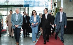 「戰略模糊」國防部長接見美國參議員