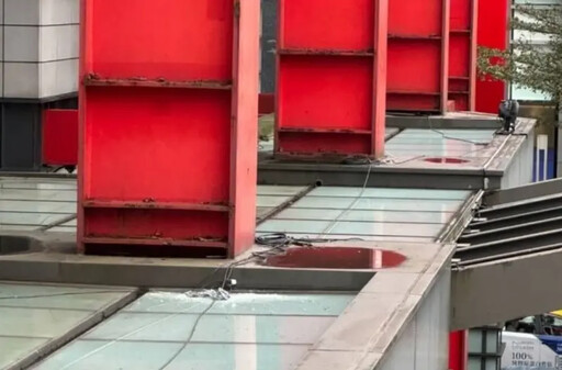 北市信義新天地A8鐵鍊掉落 遮陽玻璃遭砸毀