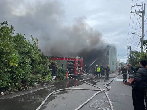 泰山鐵皮家具工廠突起火！濃煙直竄天際