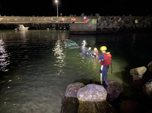 水尾漁港醉男駕車落海浮沉 警消出動急拉出