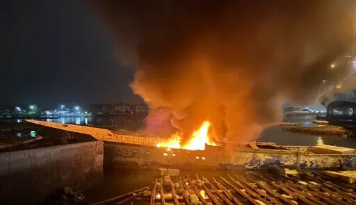 嘉義布袋凌晨驚傳「火燒船」 漁船全面燃燒