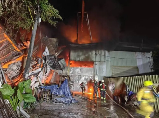 基隆鐵皮工廠凌晨大火 廠房因高溫變形塌陷