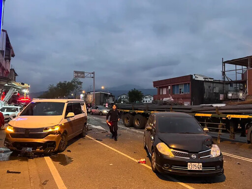 宜蘭冬山嚴重車禍 拖板車+10汽車追撞16傷