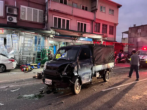 宜蘭冬山嚴重車禍 拖板車+10汽車追撞16傷