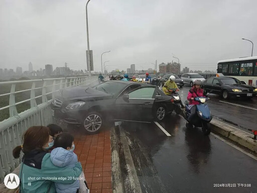 賓士華江橋上撞前車 失控受困機車道釀3傷