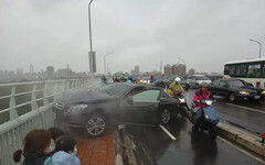 賓士華江橋上撞前車 失控受困機車道釀3傷