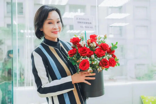 韓國瑜暖男作風 送全院女性立委一盆玫瑰花