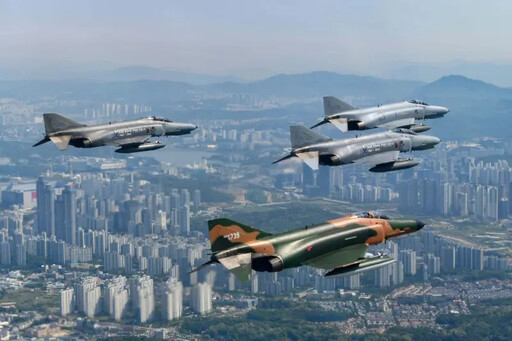 南韓F-4E戰機告別飛行 KF-21戰機齊飛接棒