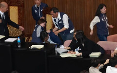 立院衝突韓國瑜獨站一旁觀戰「表情超經典」