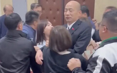 國會搶人大戰！韓國瑜遭女綠委熊抱面露無奈