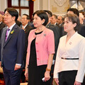 總統夫人吳玫如首亮相 黑洋裝粉色外套現身