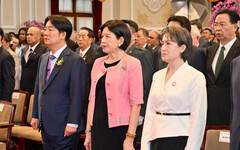 總統夫人吳玫如首亮相 黑洋裝粉色外套現身