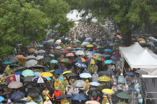 綠委排排站鞠躬致謝 聞支持者雨中聲援淚崩