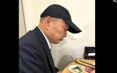 韓國瑜下班吃稀飯 四叉貓：有心情吃宵夜？