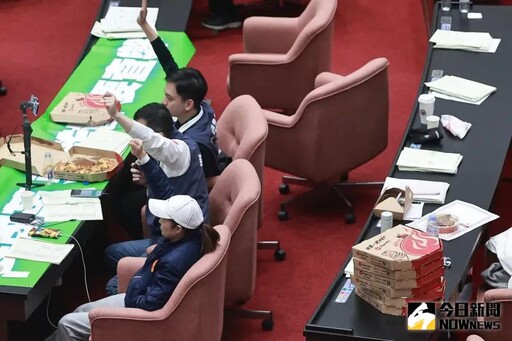 民眾黨立委上週嗑炸雞看藍綠吵架 今吃披薩