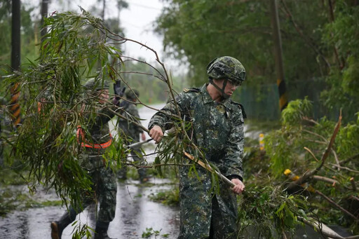 凱米颱風重創南台 國軍出動機具助災後復原