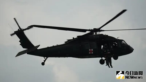 嘉義基地開放 黑鷹救護直升機首度動態表演