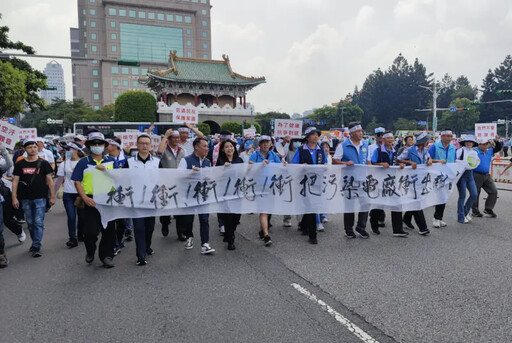 要SRF廠滾出桃科 藍委率千人總統府前抗議