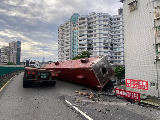 護欄遭撞破大洞！忠孝橋三重往北市全線封閉