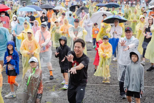 邱臣遠使出龜派氣功 風雨中辦七龍珠Z路跑