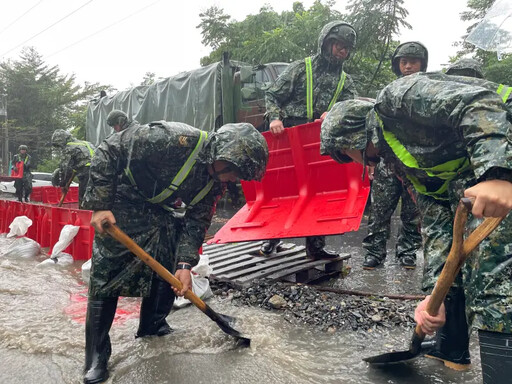 影／太麻里沙崙溪暴漲 國軍出動導流引水