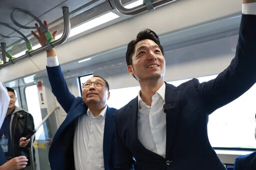 萬大線列車亮相！蔣萬安、侯友宜拚2027通車