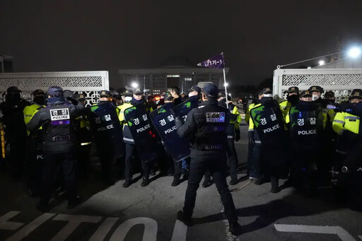 韓國宣布戒嚴 民進黨竟附和像立院藍白一樣