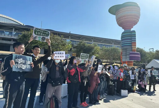 上百青鳥湧台中火車站 齊為民主發聲