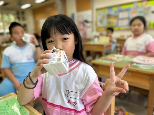 班班喝鮮乳續辦 北市憑學生證到超商領取