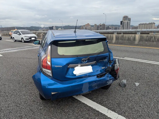 美女議員國道遭後車追撞 轎車尾嚴重凹陷