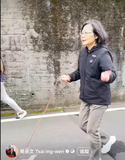 初三攜愛犬爬山 蔡英文遭飛撲如年獸攻擊